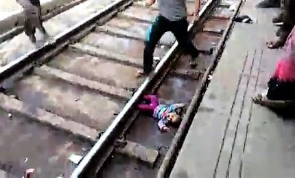 Bimba cade sui binari mentre passa il treno, illesa