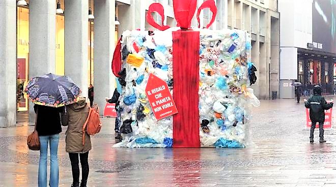 Milano, pacco dono di rifiuti di Greenpeace contro Black Friday