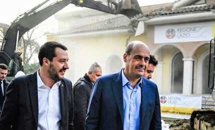 Salvini accende la ruspa: giù la villa abusiva dei Casamonica