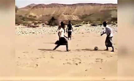 Yemen, mitra al posto del fischietto per arbitrare partita calcio