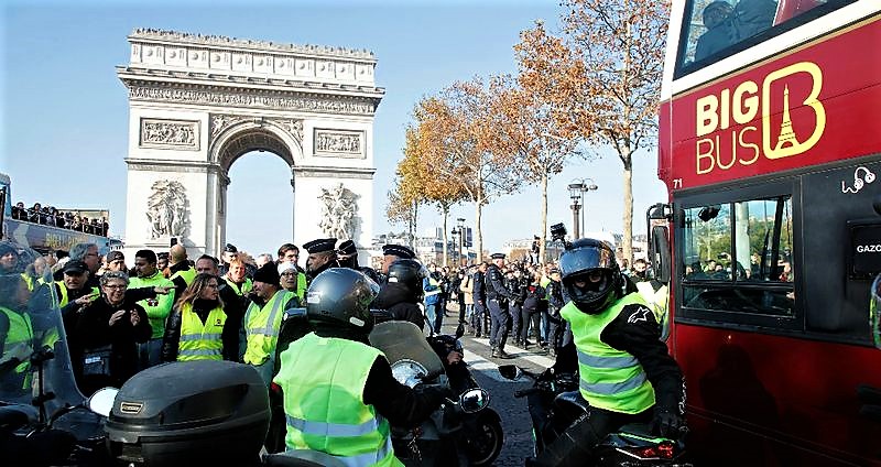 Assedio a Macron, “gilet gialli” puntano verso Parigi. Tensione all’Eliseo