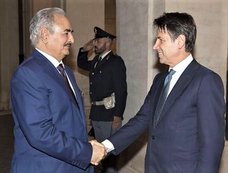 Haftar a Palermo, il generale al vertice di Conte “per i libici”