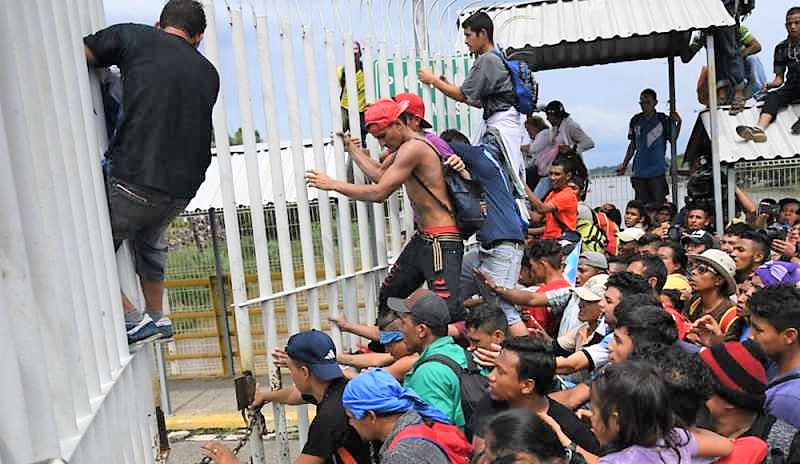 Scontri a confine fra Messico e Usa. Trump chiude valico Tijuana