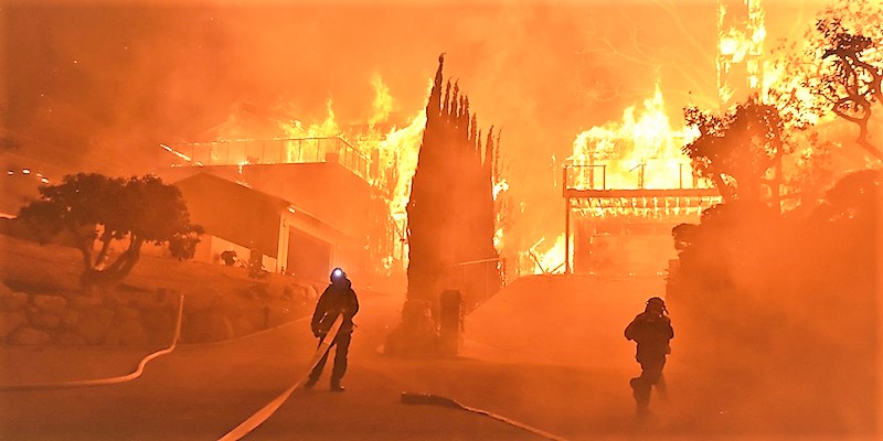 Incendi in California, bilancio vittime aumenta a 25 morti. Lady Gaga, Kim Kardashian, Cher: in fuga le star