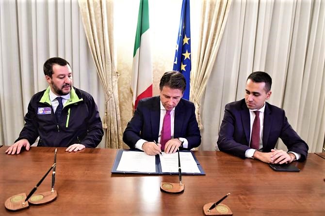 Tregua sui rifiuti, Salvini firma ma diserta conferenza stampa