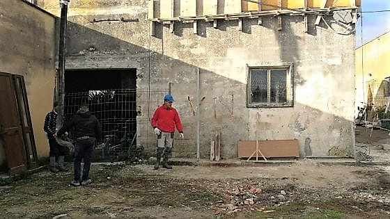 Famiglia povera, concittadini ristrutturano casa fatiscente in Puglia