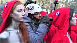 Gilet gialli, azione delle Femen a seno scoperto a Parigi