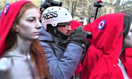 Gilet gialli, azione delle Femen a seno scoperto a Parigi