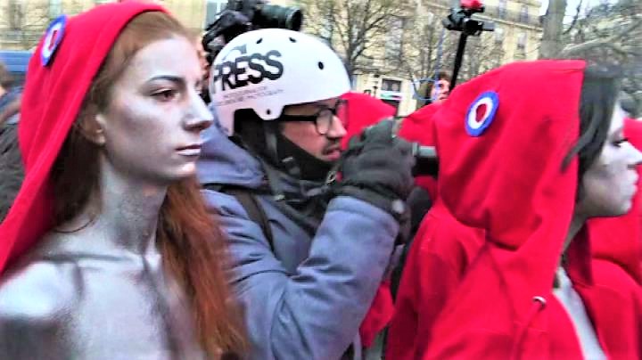 Gilet gialli, azione delle Femen a seno scoperto a Parigi
