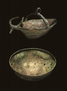 In alto navicella in bronzo dalla Sardegna nuragica. In basso coppa in bronzo con decorazione a sbalzo da tomba 74 Montevetrano1