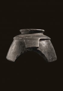 Kantharos in bucchero con iscrizione etrusca da Fondo Iozzino Parco Archeologico di Pompei1