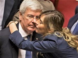 L'abbraccio tra il senatore di Fi Paolo Romani e la deputata Pd Maria Elena Boschi