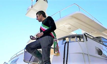 Maltempo, sindaco Rapallo sale su yacht spiaggiato per protesta