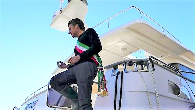 Maltempo, sindaco Rapallo sale su yacht spiaggiato per protesta