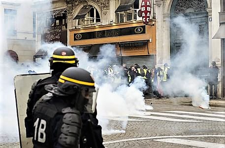 La furia dei Gilet gialli continua a colpire la Francia, arrestato anche il portavoce dei manifestanti. E c’è la decima vittima