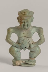 Pendente in faience a forma di divinità egizio. Da tomba 164 S. Marzano- Polo Museale della Campania- Museo archeologico valle del Sarno1