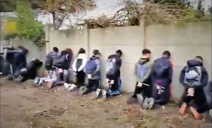 Studenti costretti in ginocchio dalla polizia in Francia