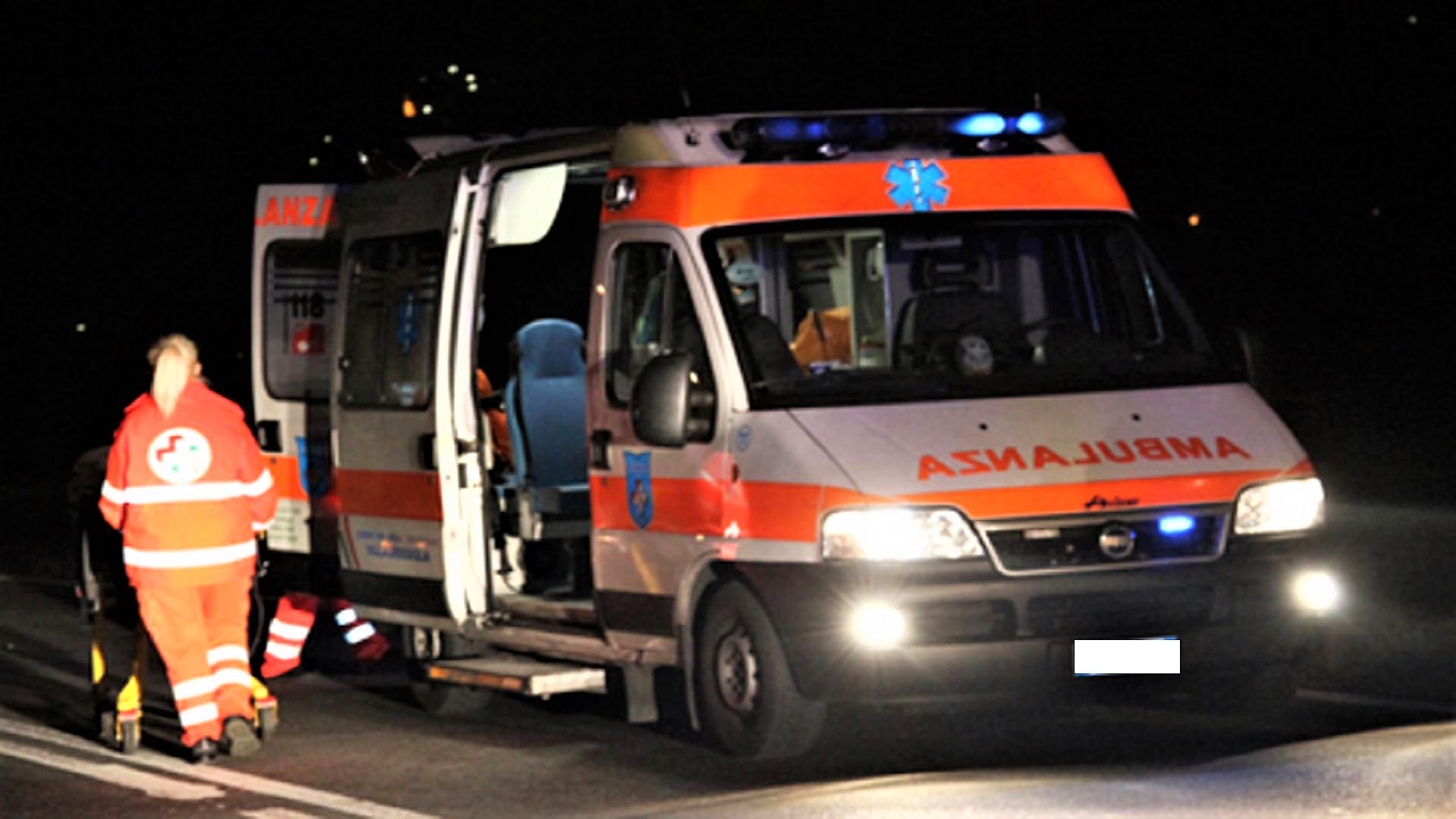 Scontro fra due auto e furgone in A4, un morto e 2 feriti