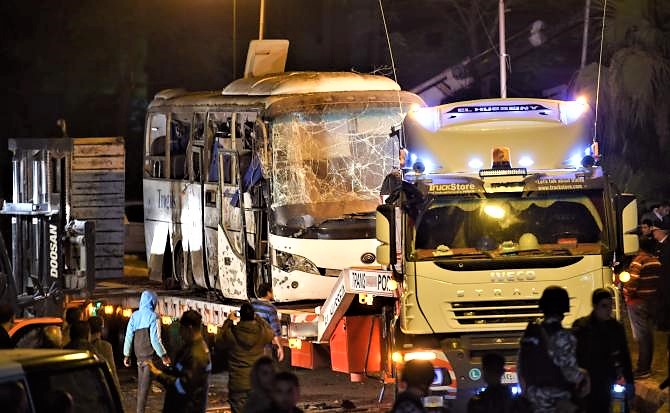 Bomba contro un bus di turisti alle Piramidi, quattro morti. Giallo sul percorso effettuato