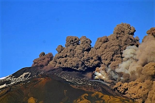 Intenso sciame sismico sull’Etna, colonna di cenere dal vulcano