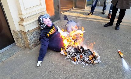 Corteo studenti a Milano, bruciato fantoccio di Salvini