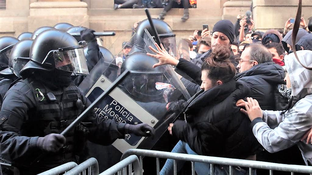 Catalogna, governo Sanchez a Barcellona sfida le proteste