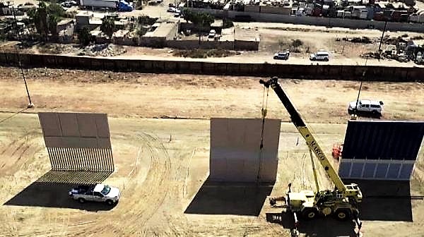 Via libera da Camera a fondi per muro al confine del Messico