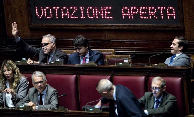 Anticorruzione è legge, Daspo a vita per corrotti. Tutte le misure