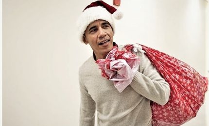 Obama vestito da Babbo Natale porta doni a bambini malati