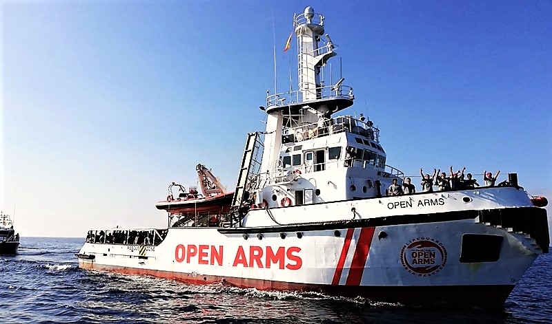 La Open Arms in cerca d’approdo, 300 migranti a bordo. Salvini: “Porti chiusi”. E la Spagna apre