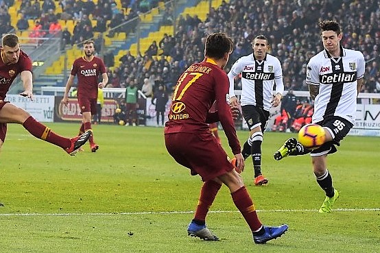 Roma spietata a Parma, zona Champions si riavvicina