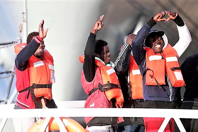 Migranti, recuperati 5 corpi senza vita. 149 salvi grazie ad allarme 2 pescatori. Ocean Viking approdata a Messina