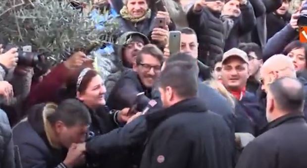 Salvini a Afragola, in video baciamano a suo arrivo in piazza