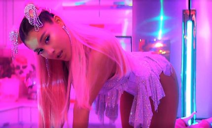 "7 Rings", nel nuovo singolo Ariana Grande tra amiche e champagne