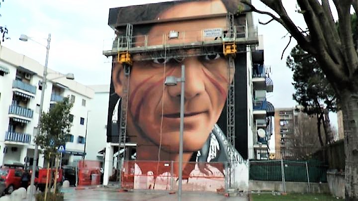 Jorit firma il murale di Pasolini fuori dalla metro di Scampia