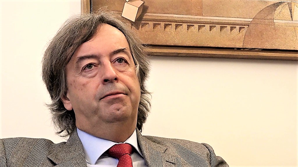 Il virologo Burioni inciampa su Twitter e la Lega s’infuria