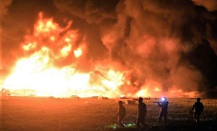 Esplode oleodotto in Messico, oltre 70 muoiono arsi vivi. E i cittadini accusano i soldati: "Non hanno fatto nulla per allontanarli"
