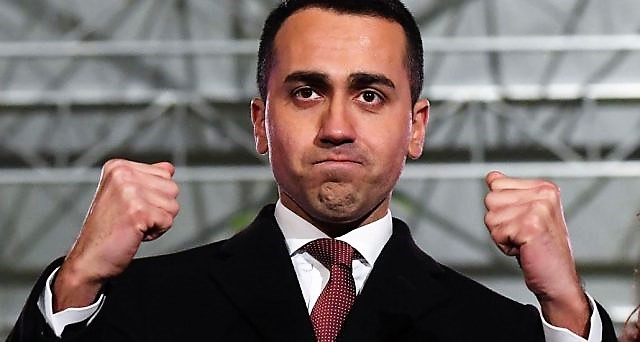 Di Maio si blinda, ora “terza via”. Pd non gradisce. E il M5s continua a perdere pezzi