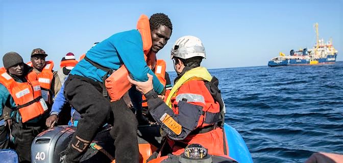 La Marina soccorre 36 migranti, “imminente pericolo di vita”