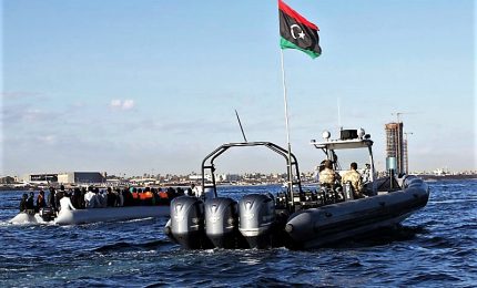 Soccorsi i 100 migranti su barcone in avaria, andranno in Libia