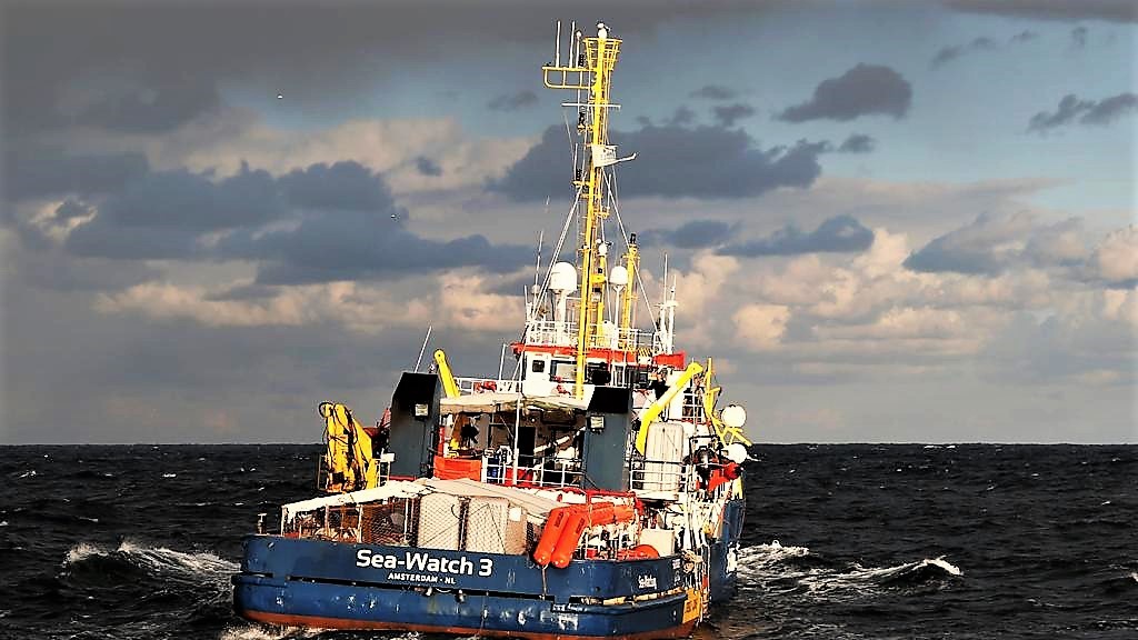 L’ong Sea Watch: “I migranti a bordo rifiutano cibo”. Ministro maltese: pressing Italia e Malta su Ue