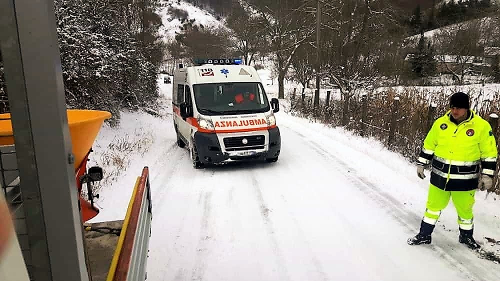 Strada innevata blocca ambulanza, muore anziana