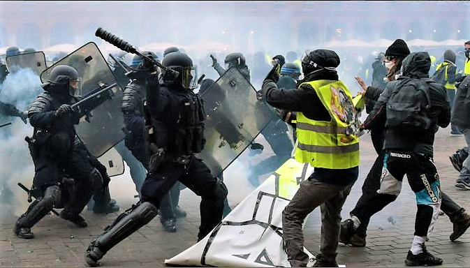 Folle protesta dei Gilet gialli, giornalisti picchiati da manifestanti e polizia