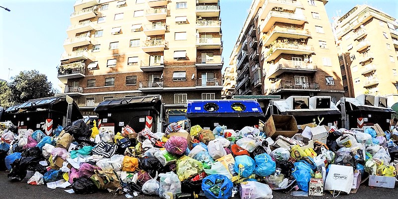 Anche la Chiesa attacca la Raggi sui rifiuti: avvilisce mancanza di soluzioni