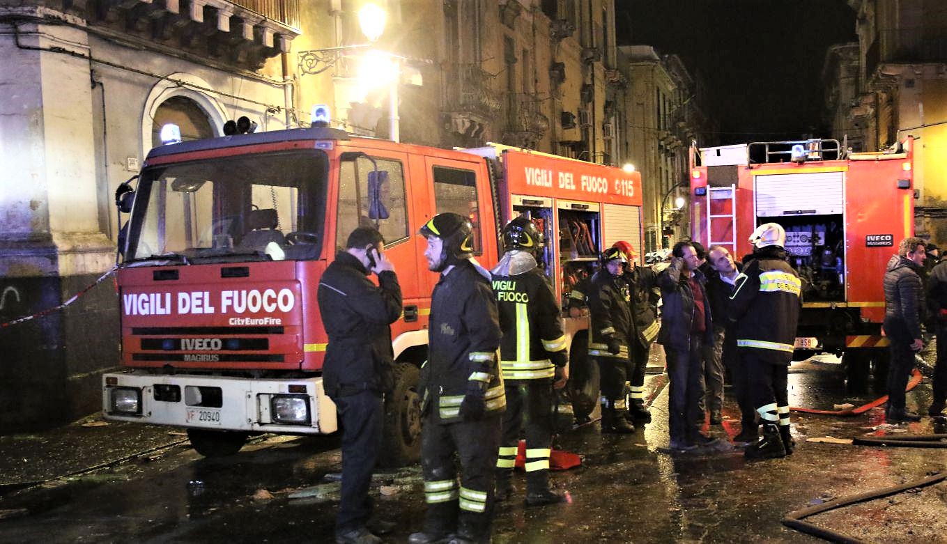 Auto esplode in strada nel Beneventano, indagini