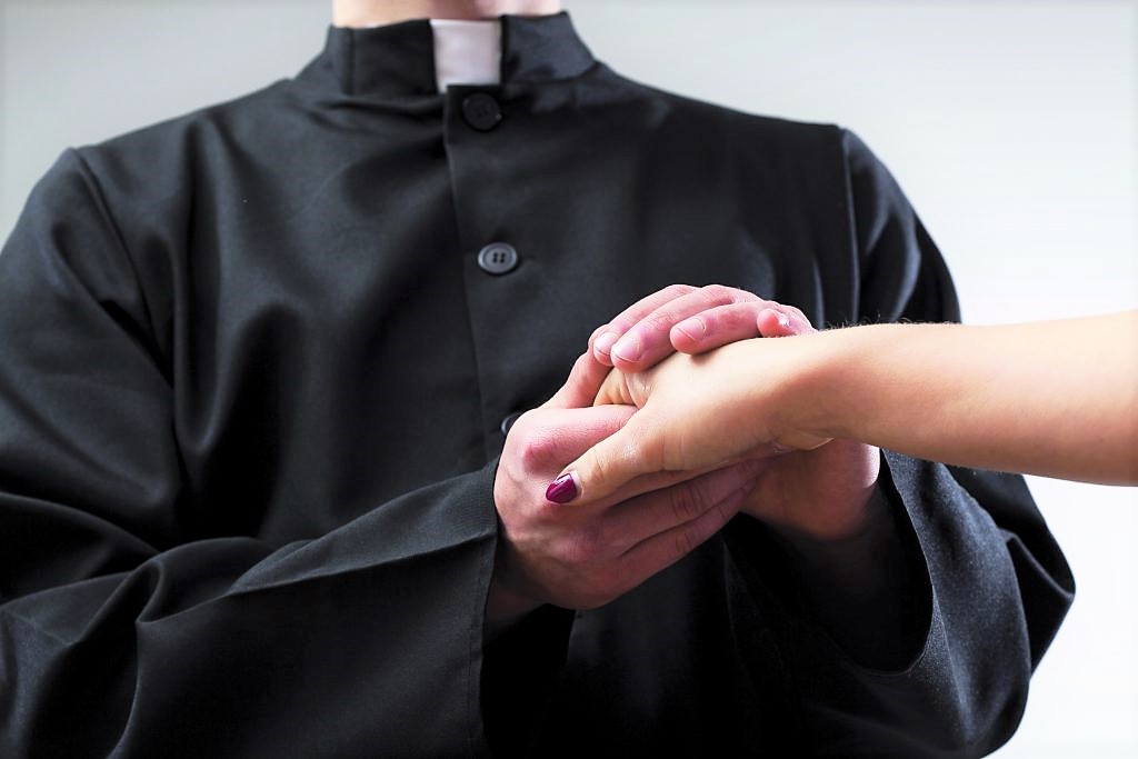 Vittima: “Abusata da prete per 13 anni, mi ha fatto abortire 3 volte”