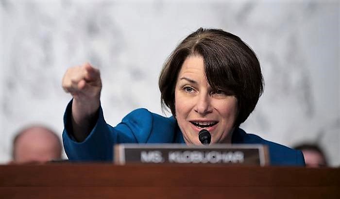 Ffida dem a Trump, si candida la moderata Klobuchar