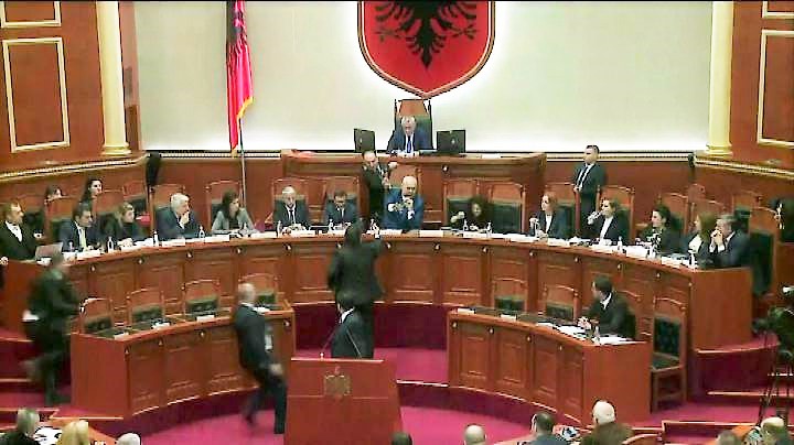 Albania, deputati opposizione si dimettono in blocco