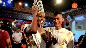 Miss Universo torna a casa e sfila fra le strade di Manila