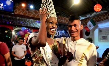 Miss Universo torna a casa e sfila fra le strade di Manila